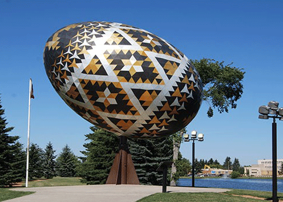памятник писанки в канаде фото