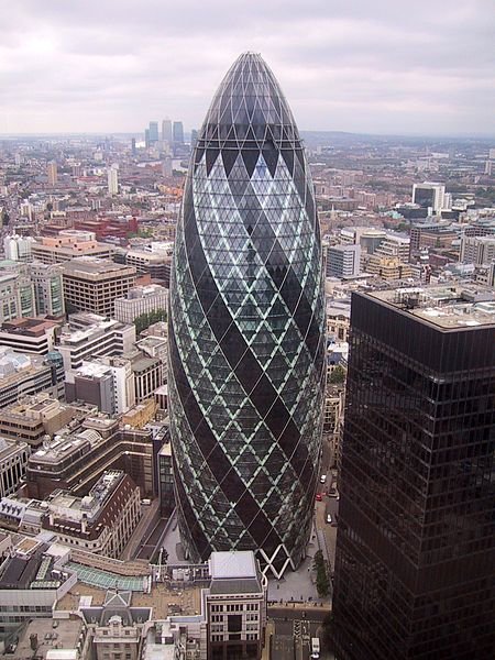  В Лондоне всеобщее внимание привлекают авангардный небоскрёб  30 St Mary Axe