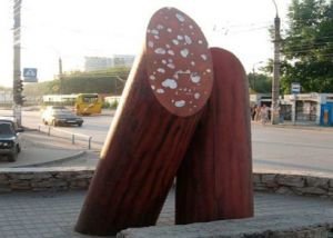 памятник колбасе в новосибирске фото