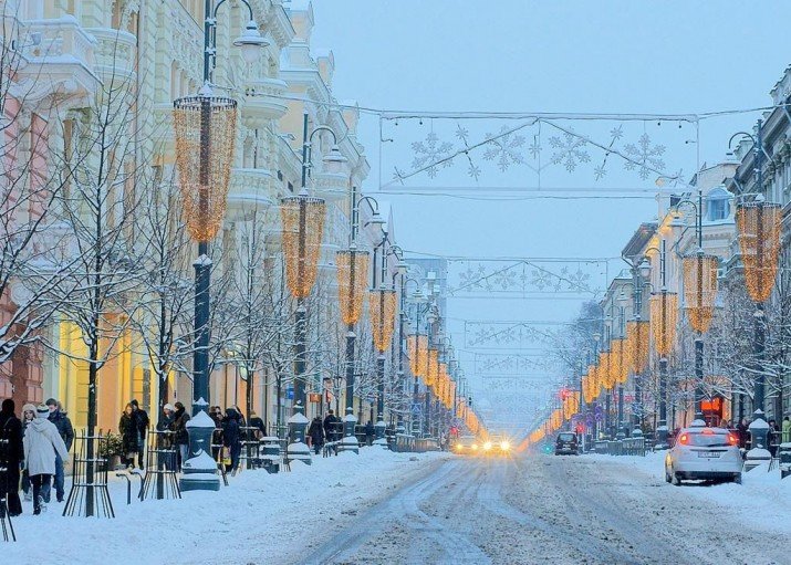 заснеженная улица города вильнюс фото