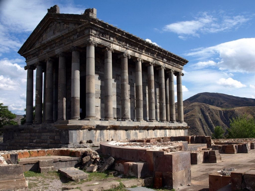 языческий храм гарни фото