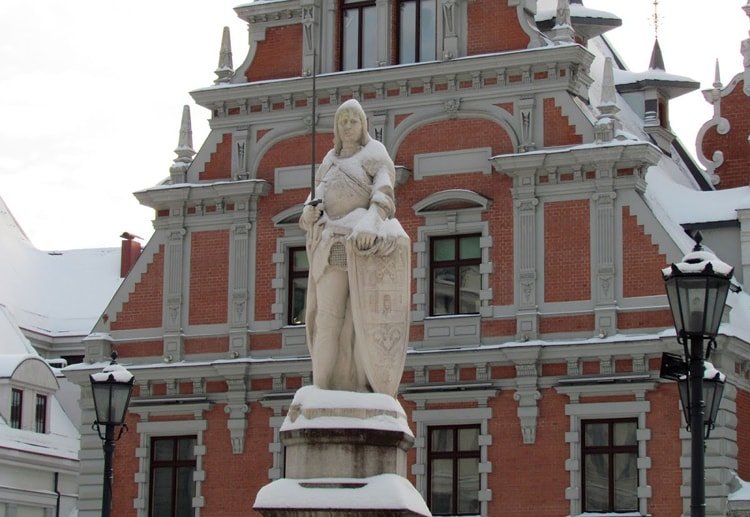 статуя роланда в риге фото