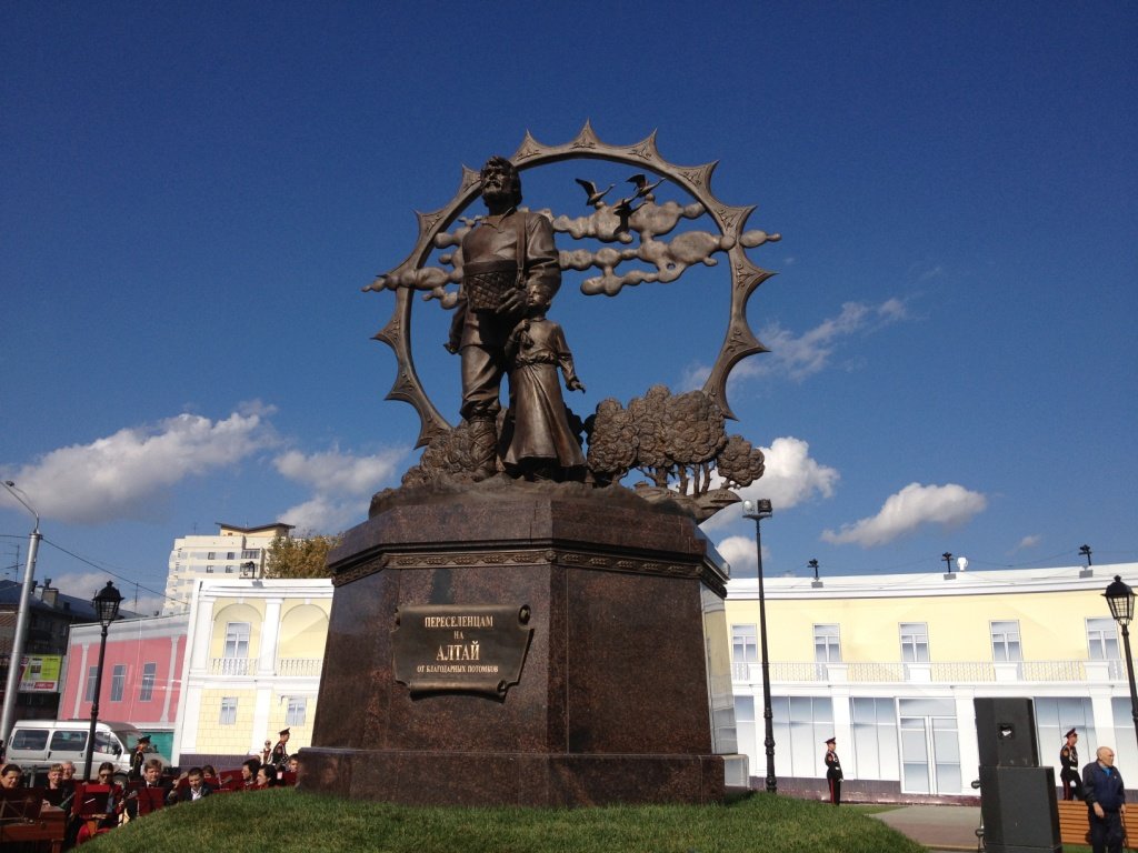 памятник сеятелю в барнауле фото