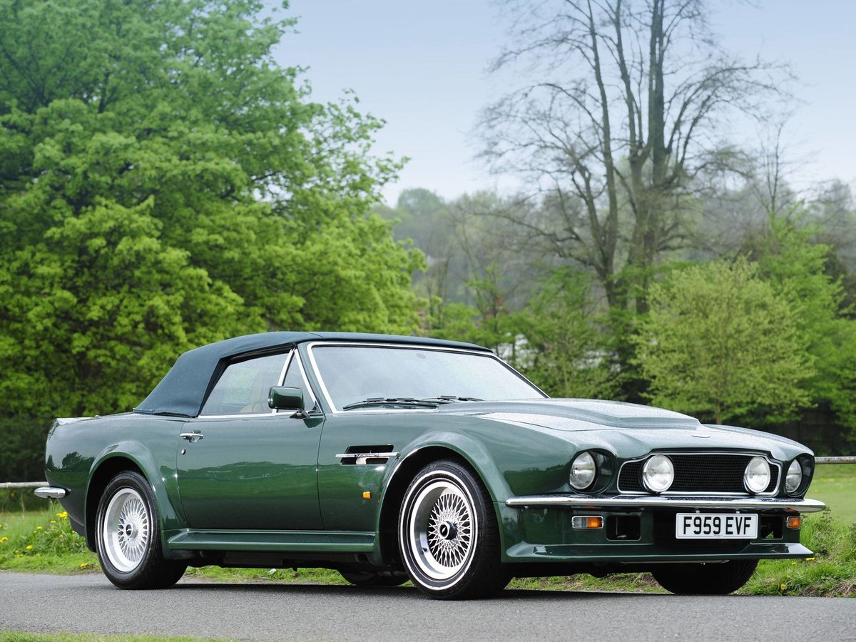 aston martin v8 фото