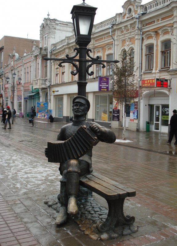 памятник саратовской гармошке саратов фото