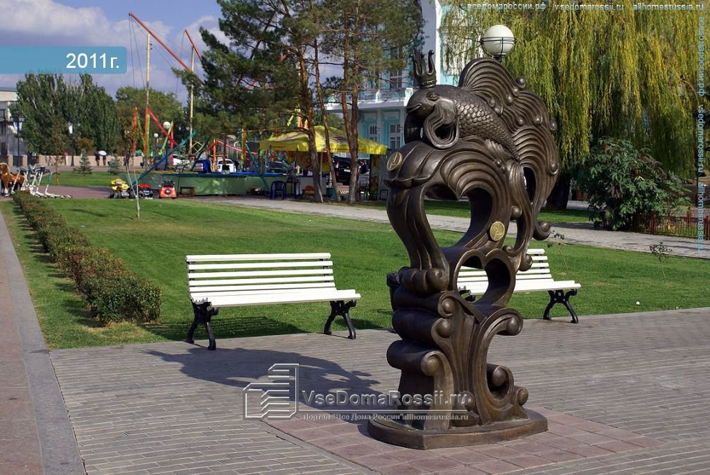 памятник золотой рыбке в астрахани фото