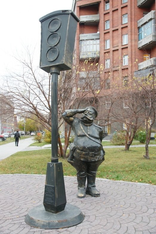 памятник первому светофору в новосибирске фото