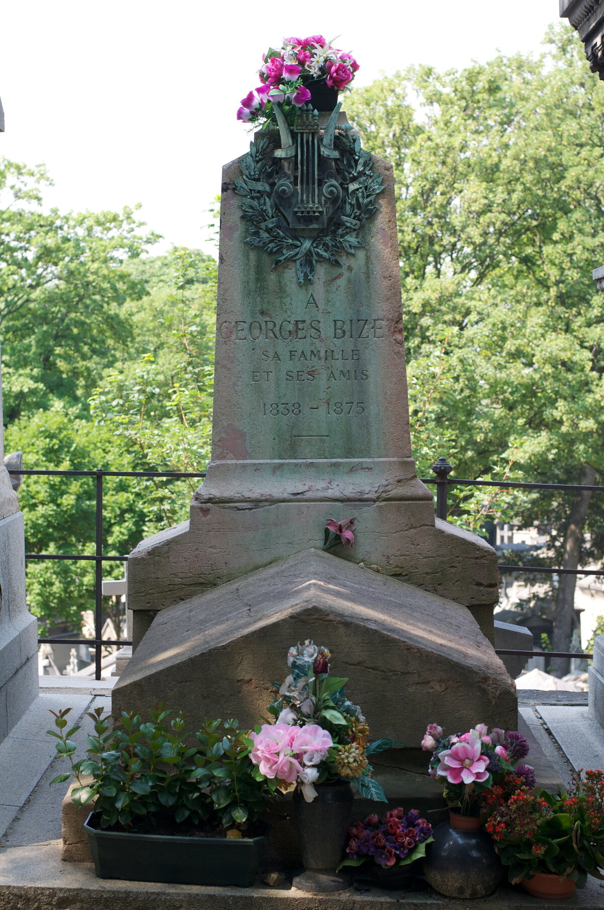 Могила Ж. Бизе на кладбище Пер-Лашез