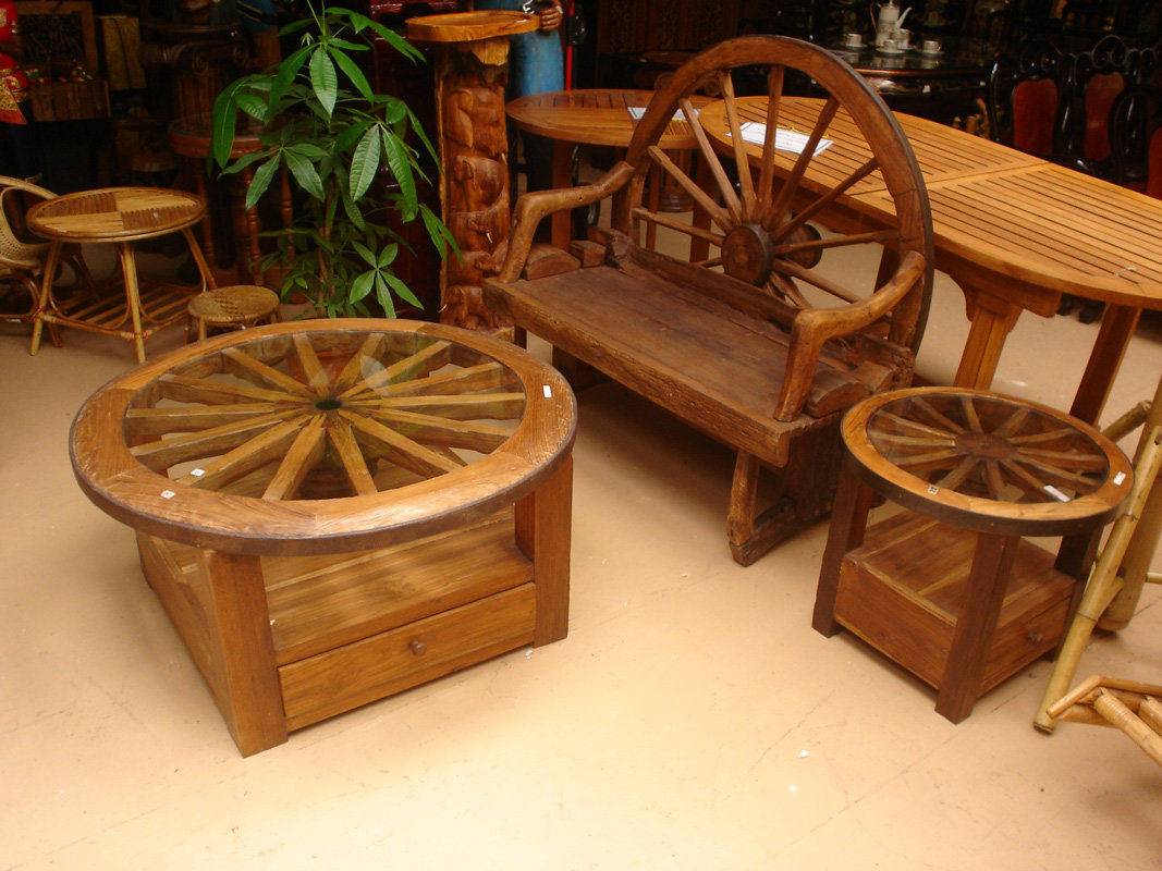 Стол из колеса телеги: фото, изображения и картинки
