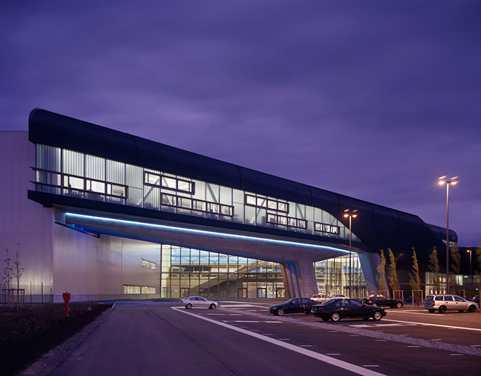центральное здание завода bmw, лейпциг, германия фото
