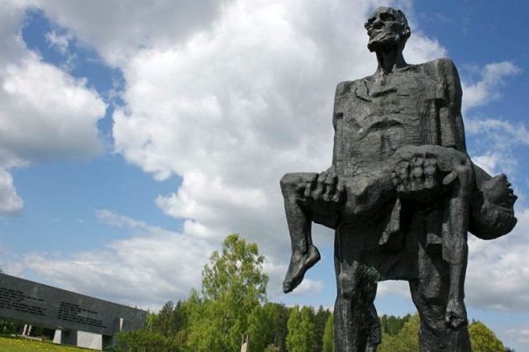 непокорённый человек мемориальный комплекс хатынь белоруссия фото