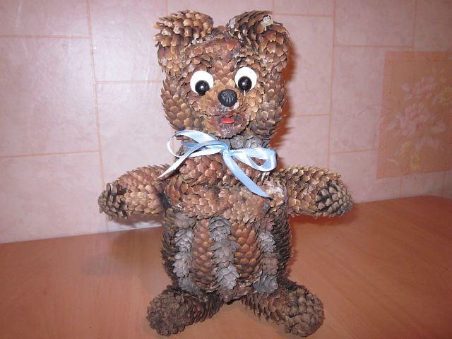 медведь из шишек фото