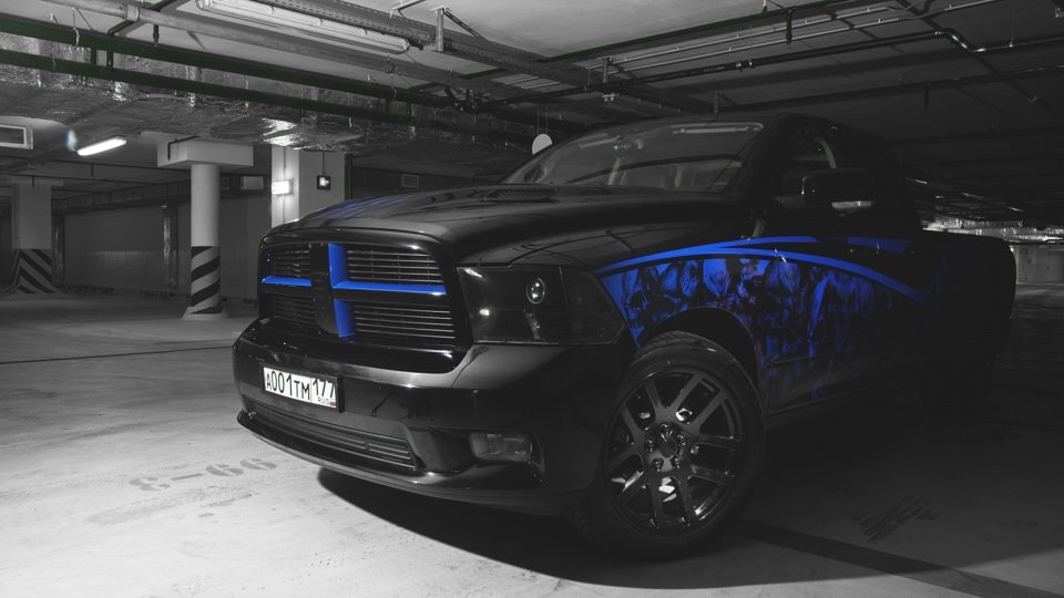 Автомобиль Dodge Ram - Чёрного цвета, с синей аэрографией (вид спереди)