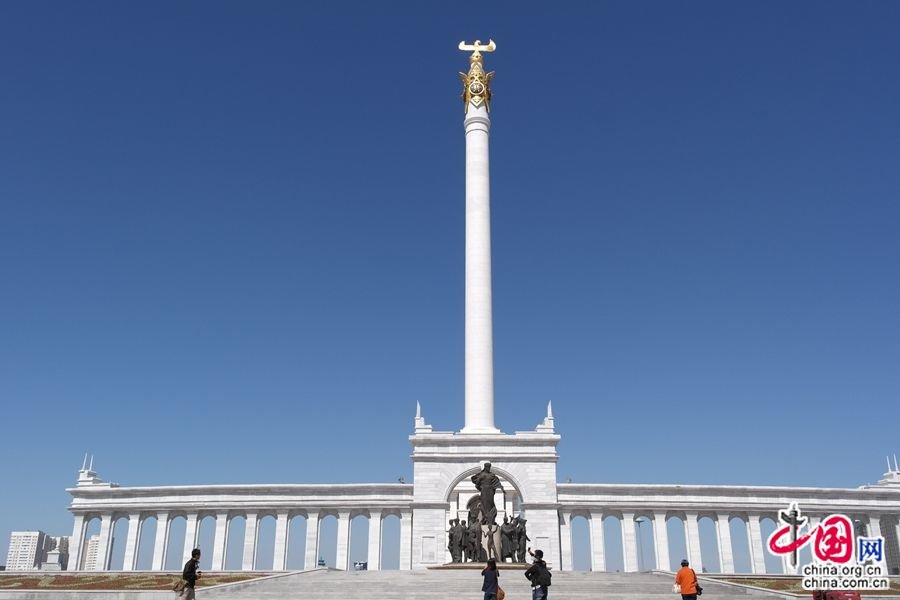 монумент независимости астана фото