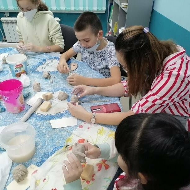 Photo by Дополнительное образование on December 15, 2021. May be an image of child, sitting, standing, food and indoor.