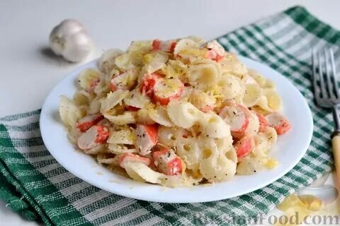 макароны с крабовыми палочками, сметаной и чесноком фото