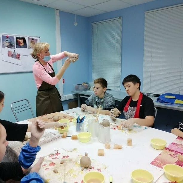 Photo by Дополнительное образование on December 15, 2021. May be an image of one or more people, people sitting, people standing, food and indoor.