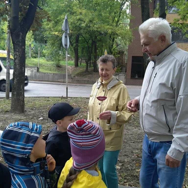 Photo by МБДОУ д/с 9 «Городок детства» on September 14, 2021. May be an image of 2 people, child, people standing and outdoors.