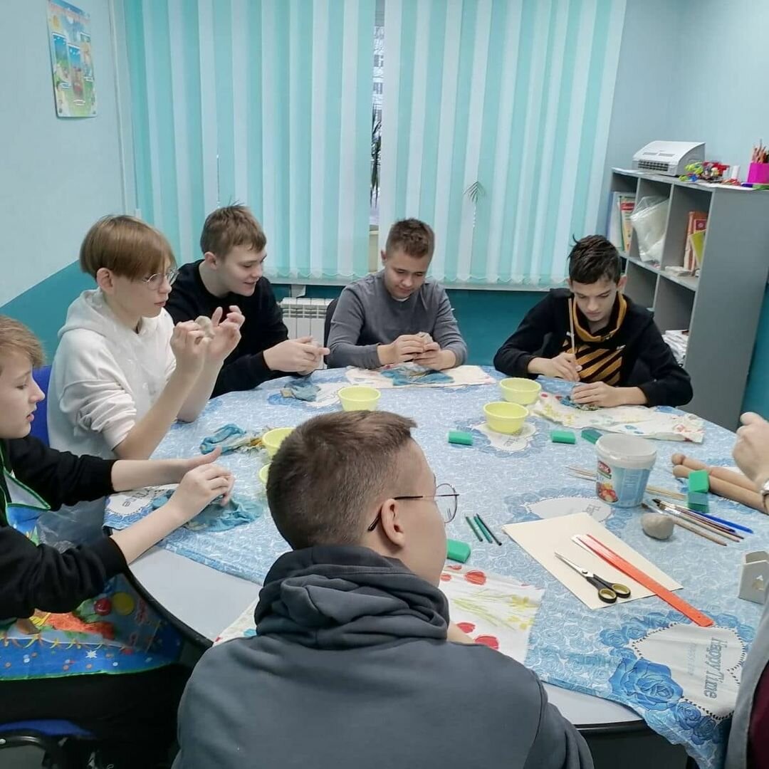 Photo by Дополнительное образование on December 09, 2021. May be an image of one or more people, people sitting, people standing and indoor.