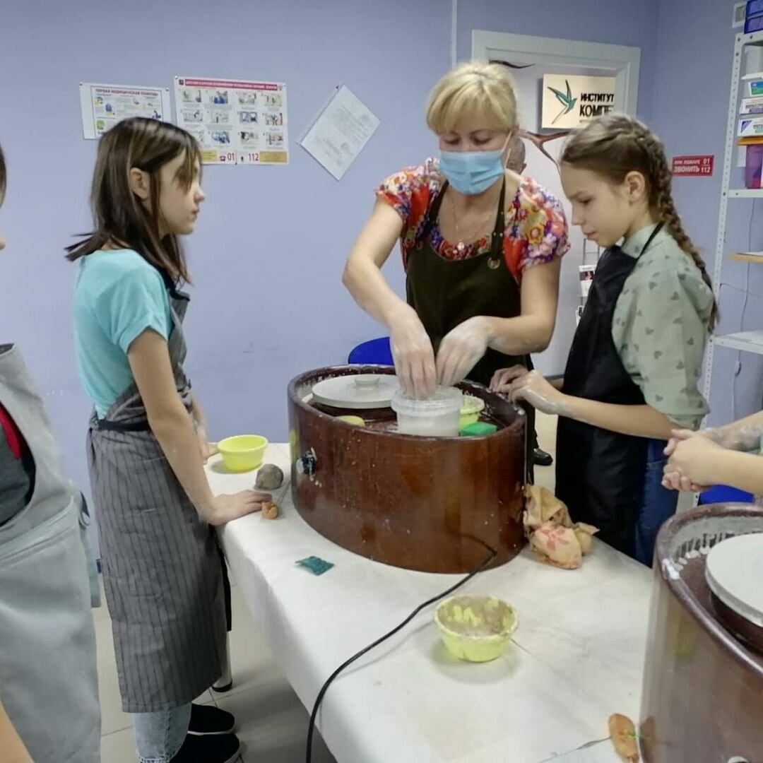 Photo by Дополнительное образование on December 14, 2021. May be an image of one or more people, people standing, cake and indoor.