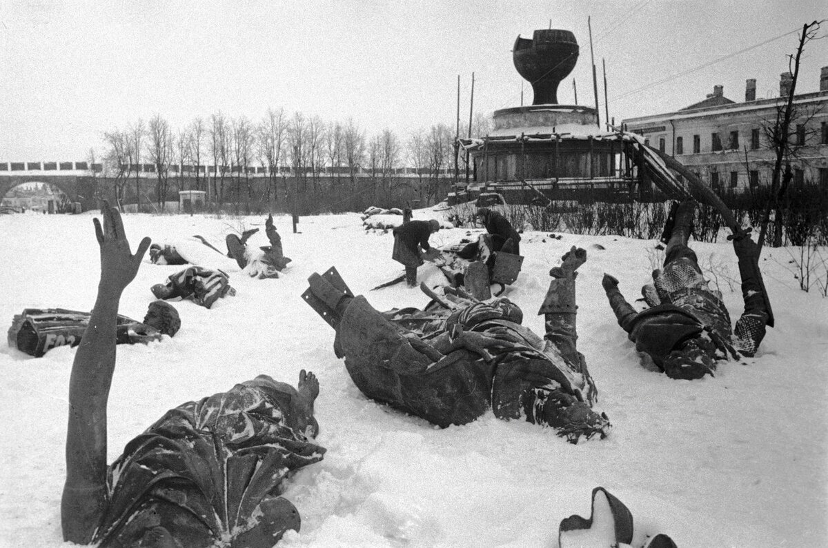 памятник тысячелетие россии в новгороде гитлеровцы фото