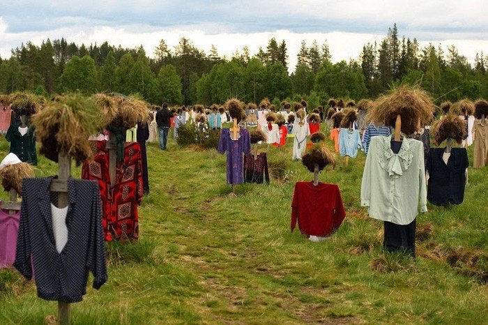 поле с чучелами в финляндии фото
