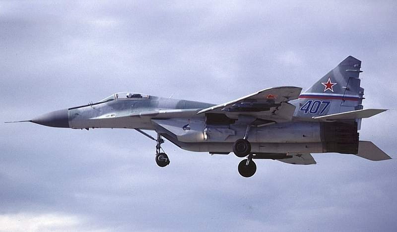 МиГ-29
ОКБ А.И. Микояна - 1977 г.
Разработка истребителя МиГ-29 началась в ОКБ А.И. Микояна в 70-х годах. В октябре 1977 г летчик-истребитель А.В. Федотов выполнил на опытном образце самолета первый вылет.
С 1982 г. МиГ-29 — самолет четвертого поколения — находился на вооружении ВВС СССР, а затем России.