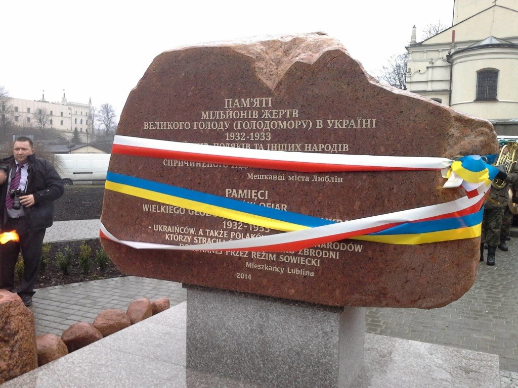 памятник жертвам политических репрессий красноярск фото