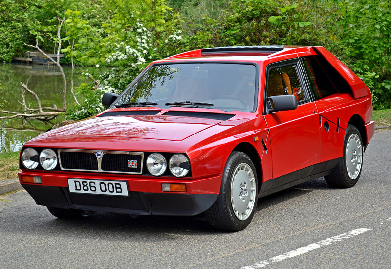 Автомобиль 1985 Lancia Delta S4 Stradale (SE038) - Красный металлик, разные ракурсы (интерьер и двигатель)