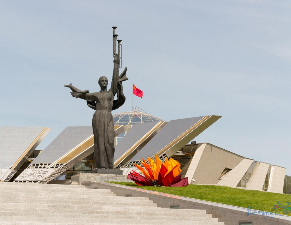 монумент родина мать в минске фото
