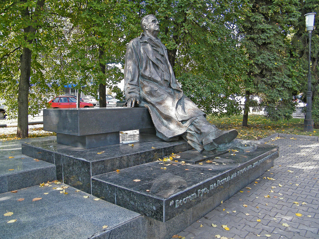 памятник георгию свиридову фото