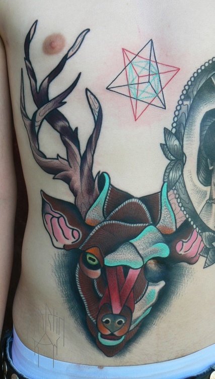 Цветные татуировки с оленями на животе