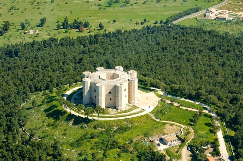 Замок Кастель-дель-Монте фото