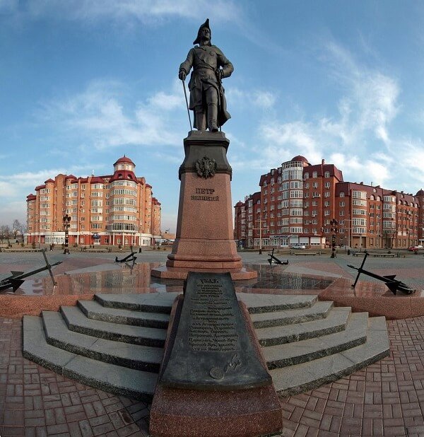 памятник петру 1 в астрахани фото