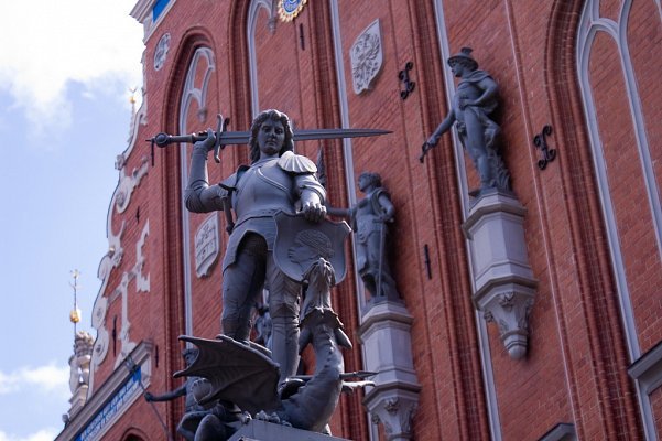 памятник перед домом черноголовых в риге фото