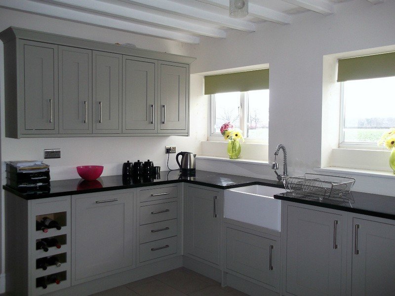 Кухня в белом цвете может быть в нескольких стилях, поэтому дизайн просто не может быть скучным и безликим. 