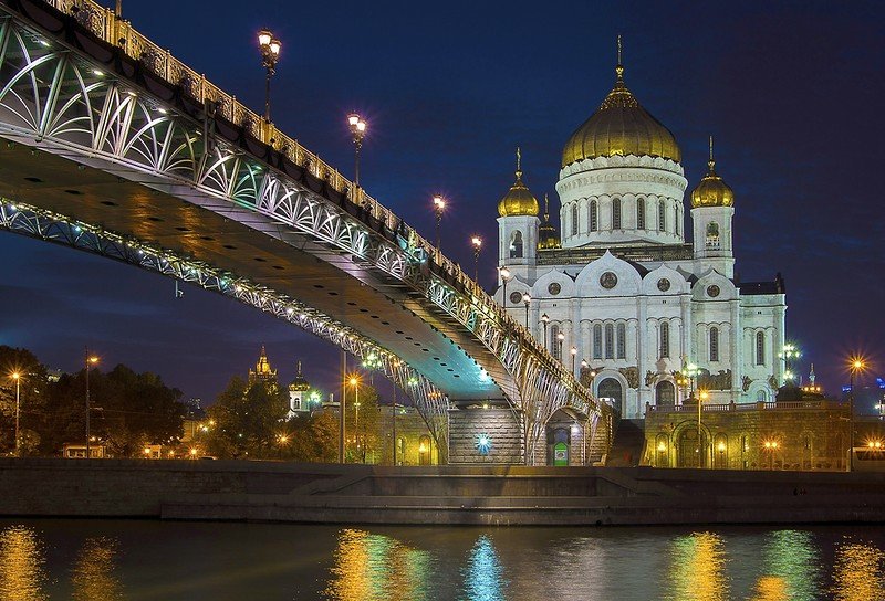 патриарший мост у храма христа спасителя фото