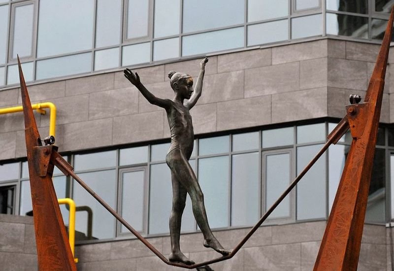 скульптура «равновесие» в киеве фото