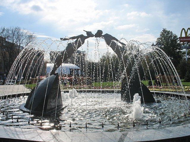 памятник влюбленных в харькове фото