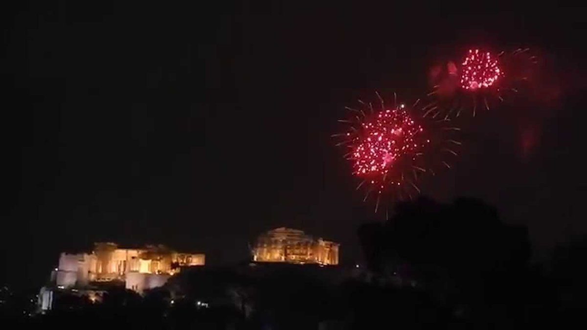 греция новогодняя. фейерверки над акрополем фото