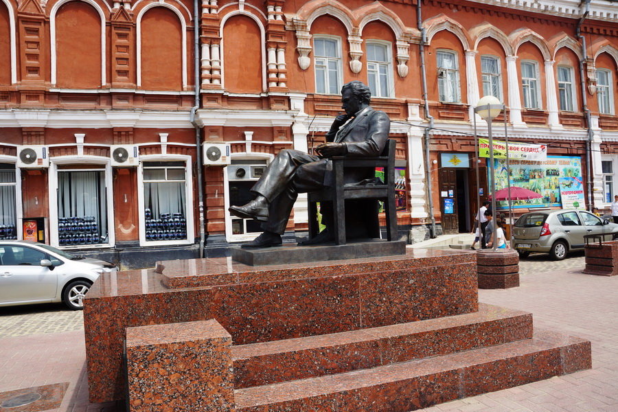 памятник бондарчуку в ейске фото