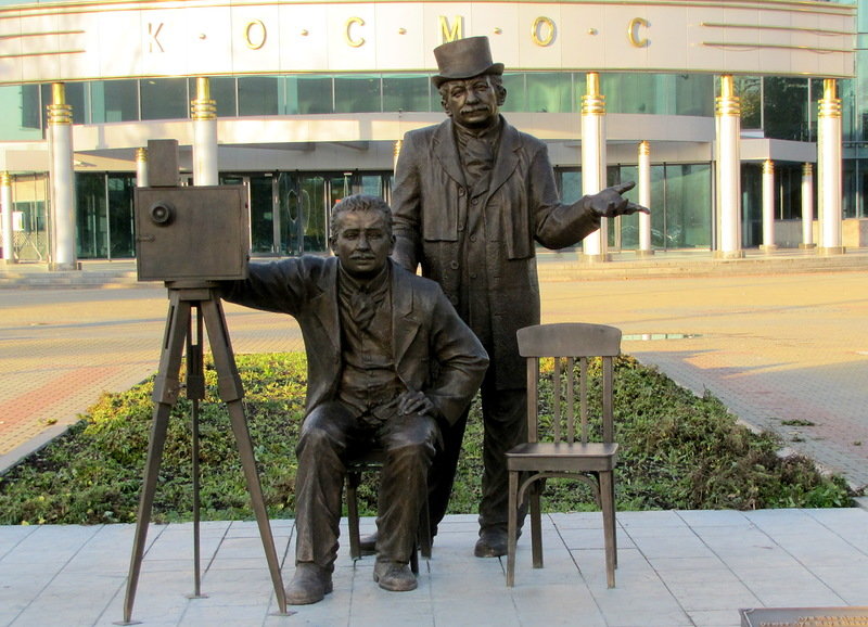 памятник братьям люмьер в екатеринбурге фото