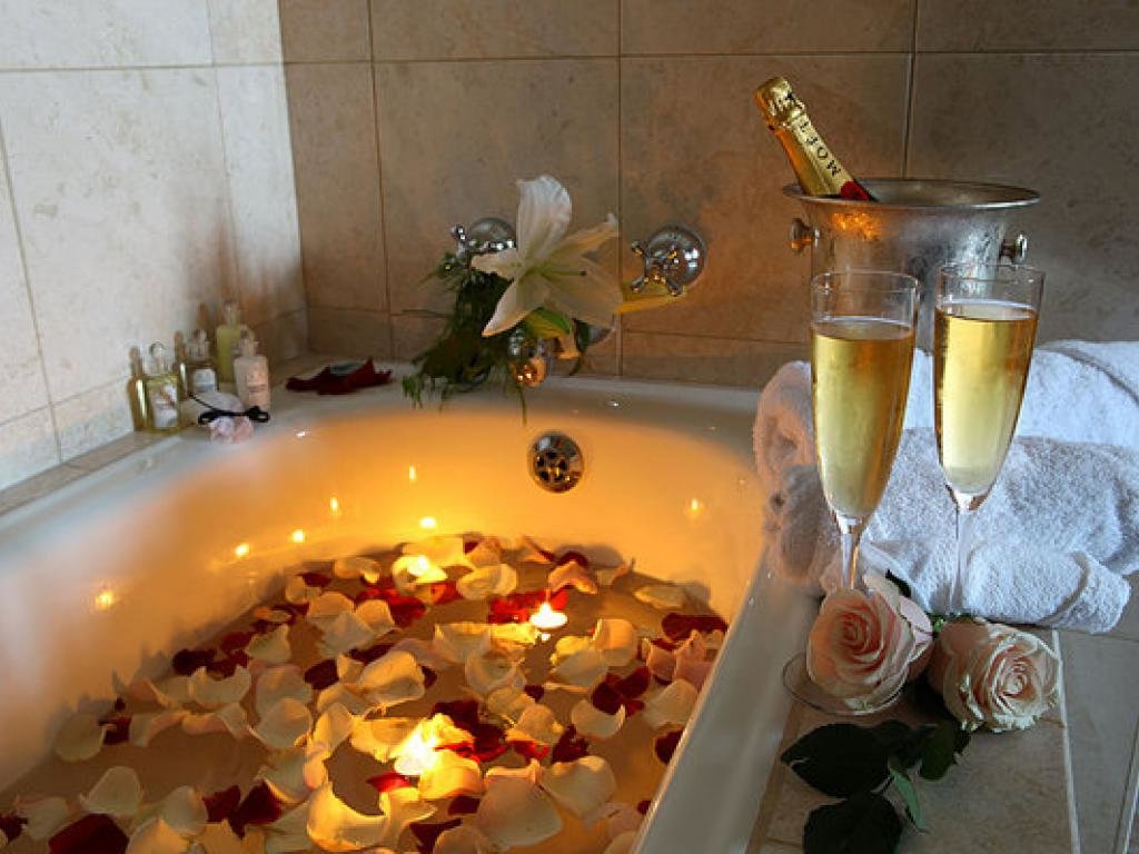 Романтическая ванная при свечах для подруги