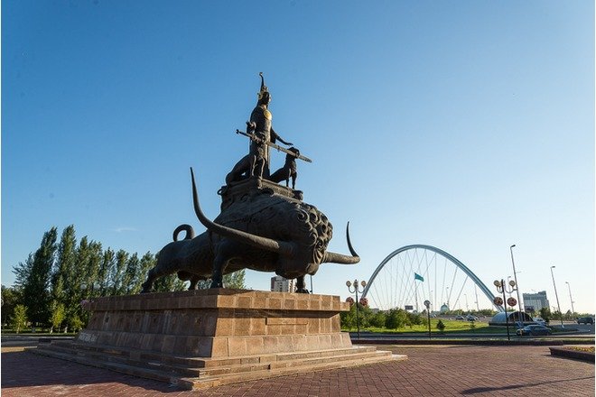 памятник томирис в астане фото