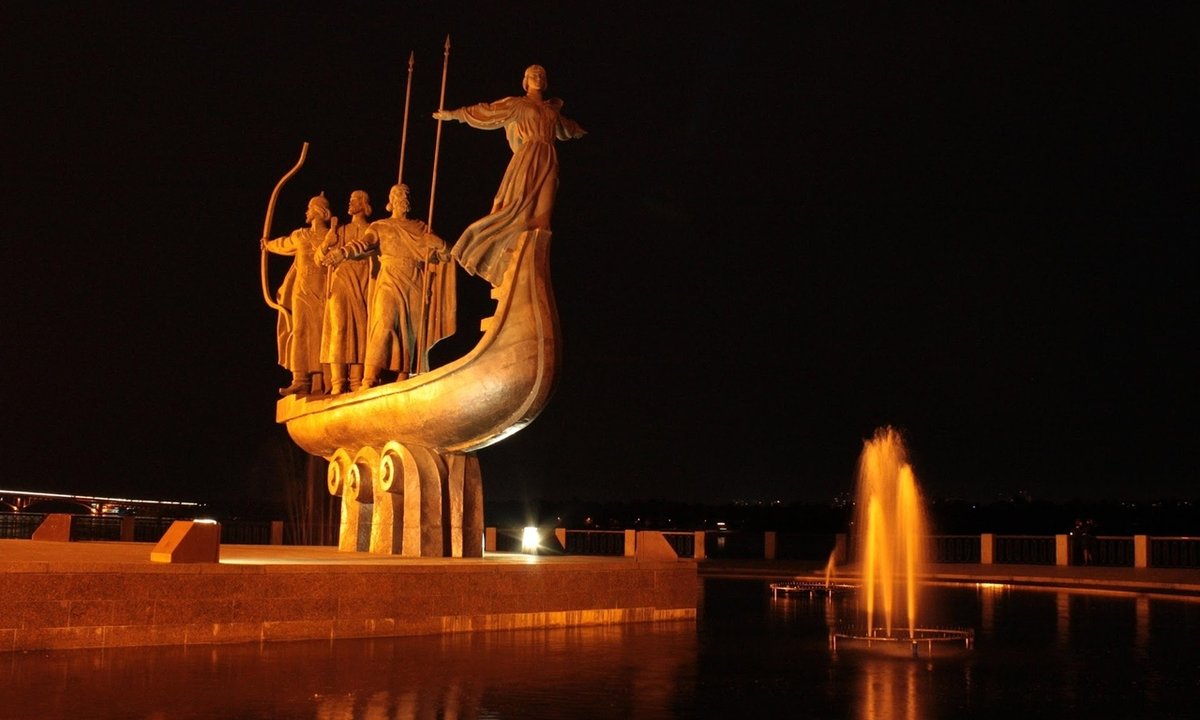 памятник в киеве ладья фото