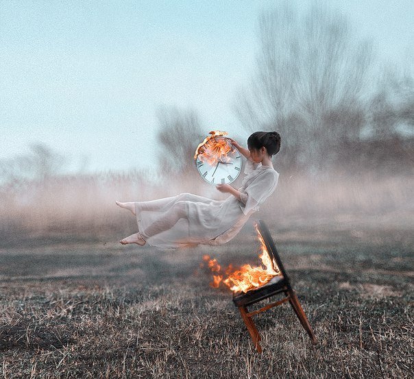 девушка прыгающая через костер фотографии фото
