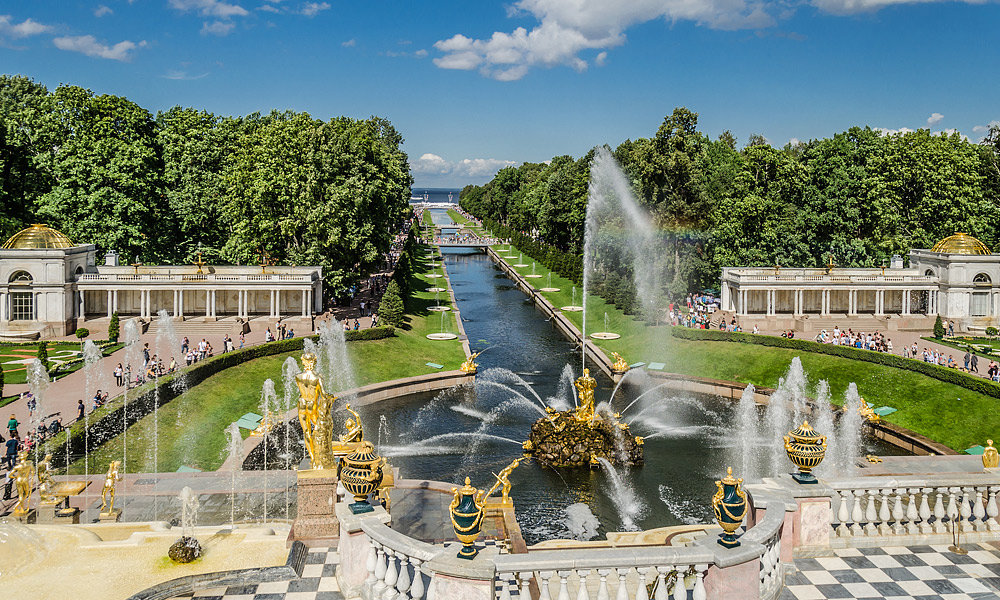 Шикарные сады и огромный красивейший королевский дворец, построенный для Петра Великого, Петергоф остается одним из самых важных исторических и архитектурных памятников 18-19 вв, а также одной из самых известных достопримечательностей Санкт-Петербурга