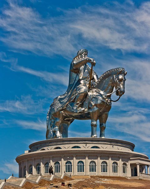 памятник чингисхану в улан баторе фото