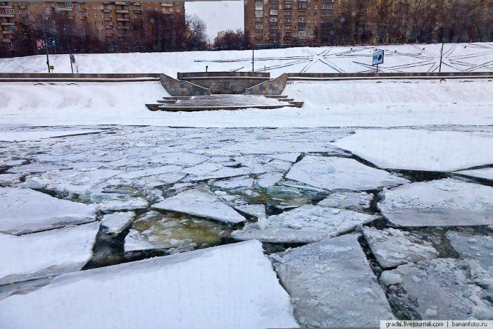 треснувший лед на реке фото