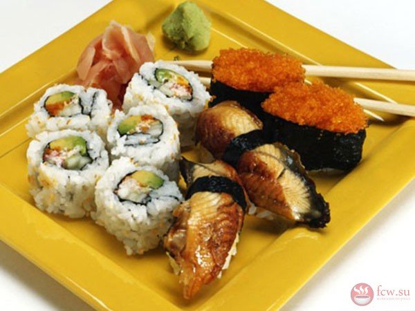 Вкусные японские суши с креветками